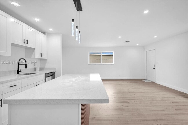 Building Photo - 2572 NW 20th St
