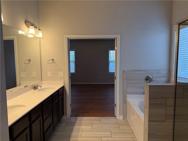 Building Photo - 7811 Silk Tree Pointe