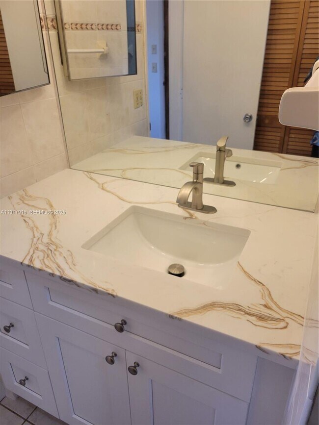 Building Photo - 6963 SW 40th St