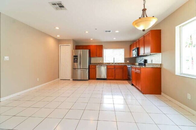Building Photo - Tropical Dunedin Rental