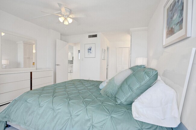 Building Photo - 6 Royal Palm Way