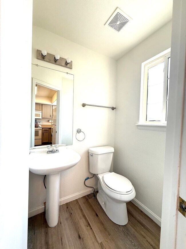 Building Photo - Gorgeous 3 bed/2.5 bath townhome in Welby ...
