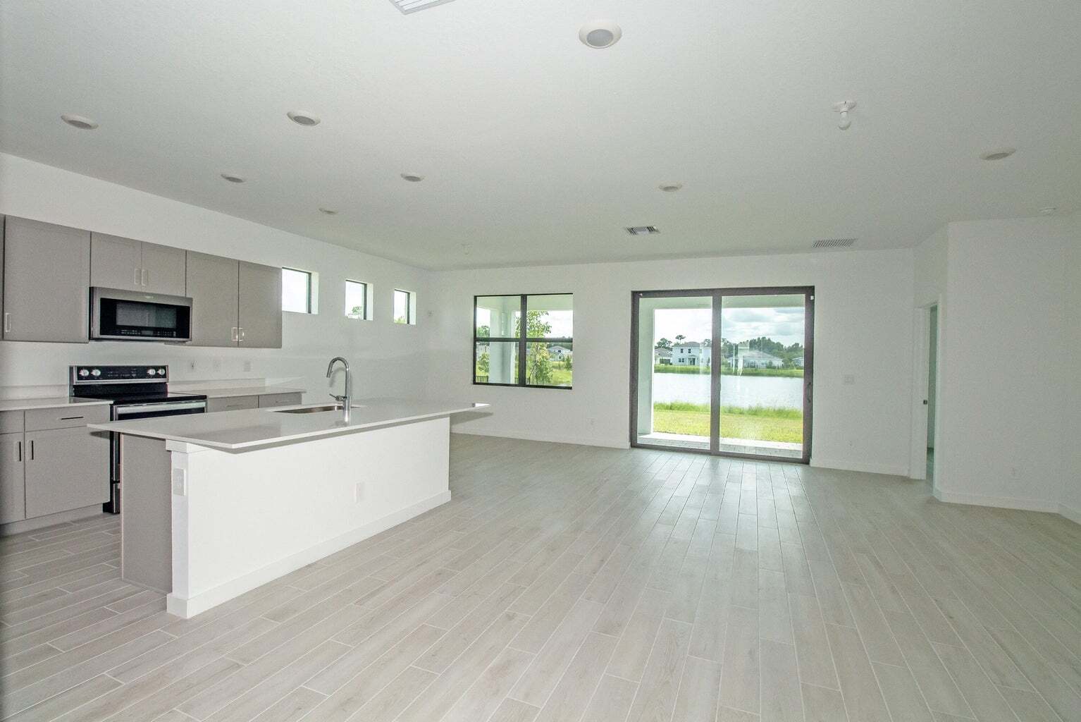 Building Photo - 5929 SE Skyblue Cir