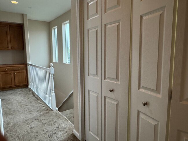 Building Photo - Corner lot Roseville property!