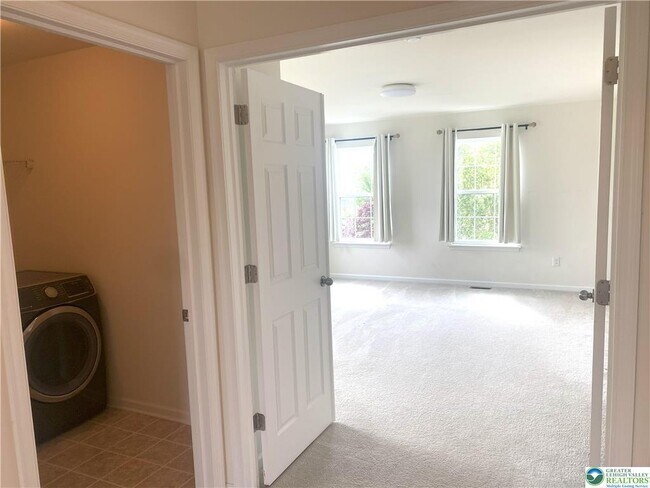 Building Photo - 985 King Way