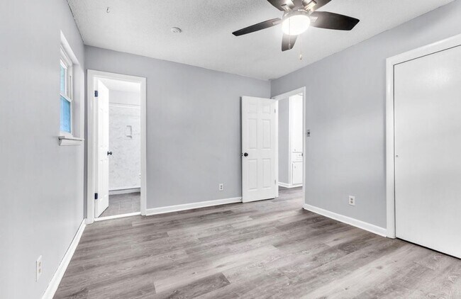 Building Photo - 3962 Fairfield Dr