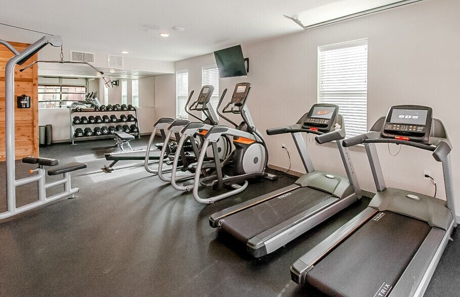 Building Photo - 501 Main St