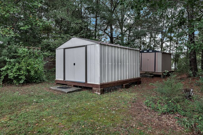 Building Photo - 405 Whispering Ln