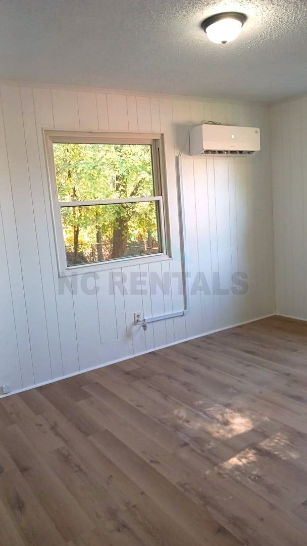 Building Photo - COMING SOON: Recently Renovated 2-Bedroom ...