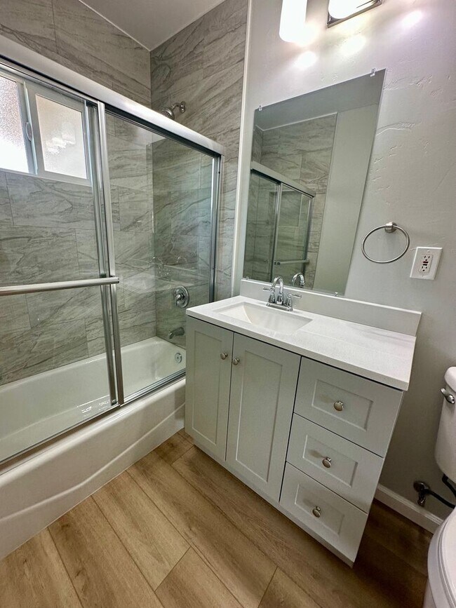 Building Photo - COMING SOON--2 bed/1 bath in IB