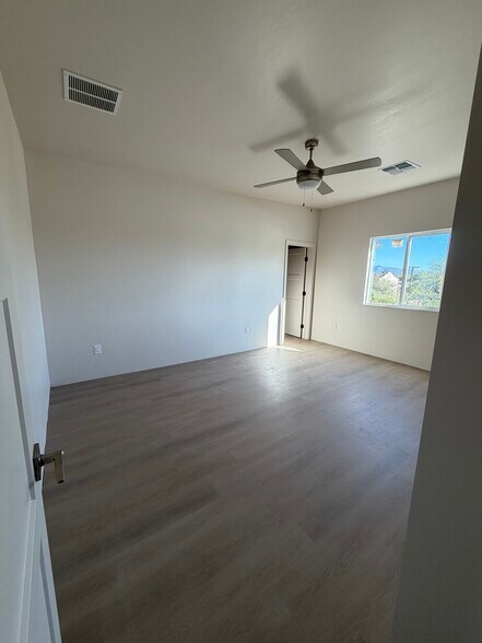 Building Photo - 701 E Elm St