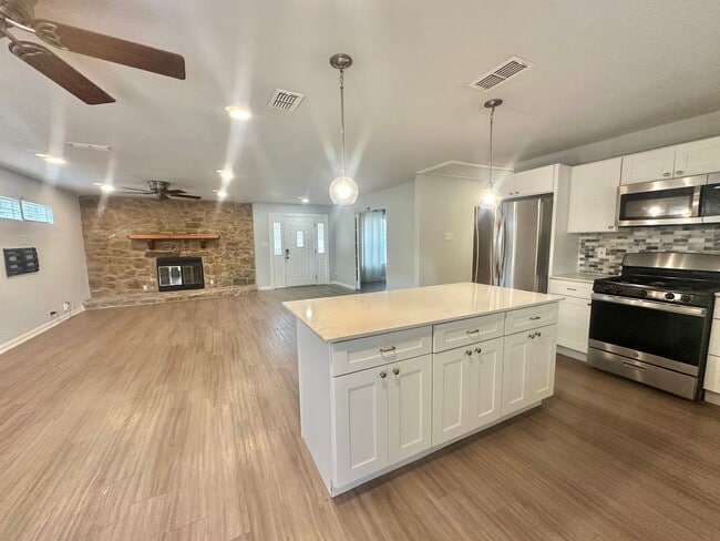 Building Photo - 3 Bed 2 Bath NEW MANAGEMENT IN AUSTIN TX!!!