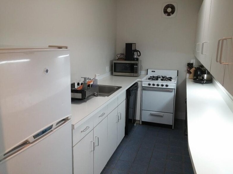 Building Photo - 1000 Memorial Dr