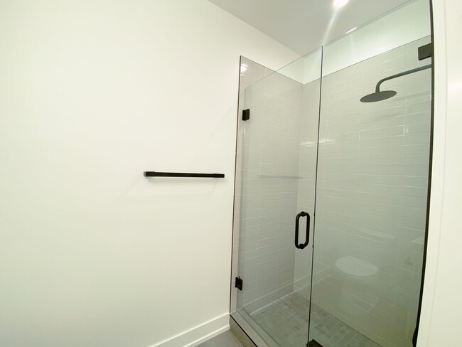 Building Photo - East Lakeview - Huge Studio Apartment - Ne...