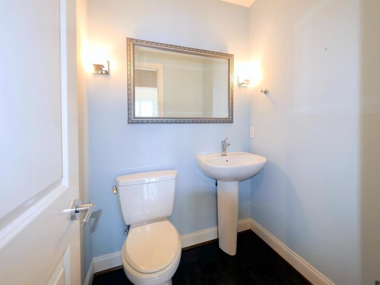 Building Photo - Elegant H Street Corridor townhouse minutes from downtown