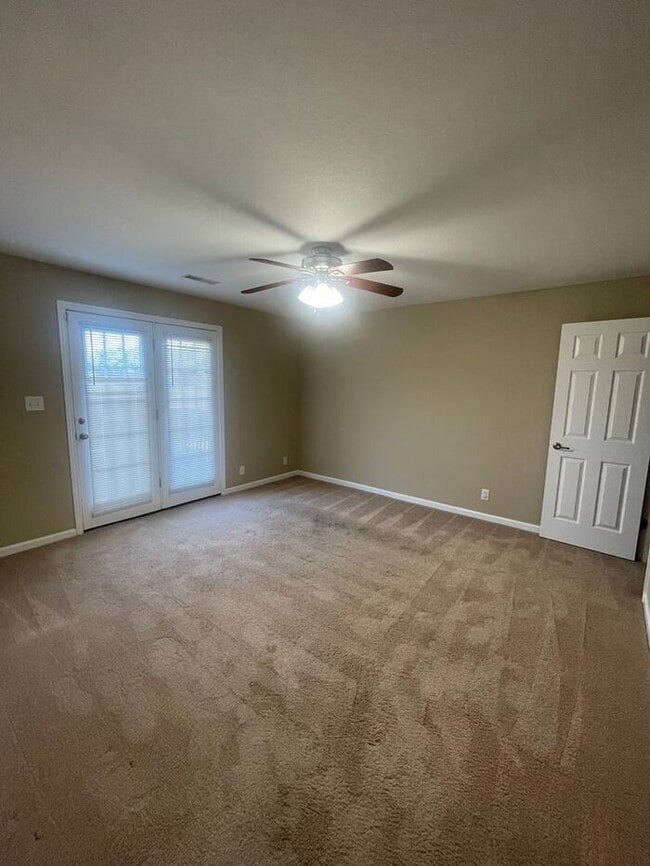 Building Photo - 3 bed, 2 bath, 2 car garage townhouse w/ bonus room in West Knoxville