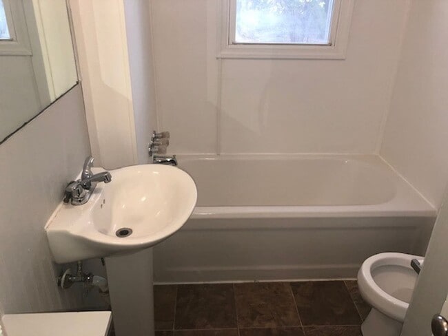 Building Photo - $1,350| 3bd 2Ba|1621 Badger | Available 11...