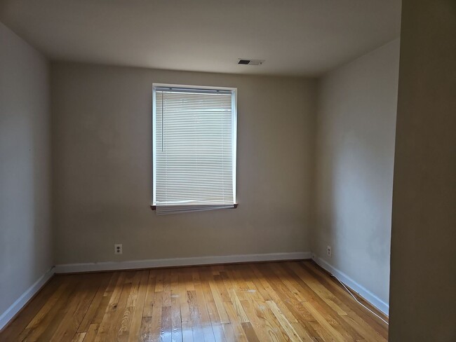 Building Photo - Charming 1 Bed 1 Bth Condo With Balcony In...