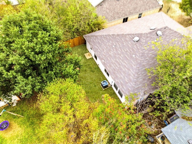 Building Photo - Charming 4-Bedroom Sanctuary - Spacious Living Awaits