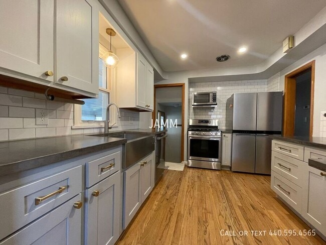 Building Photo - 7626 Sleepy Hollow Dr