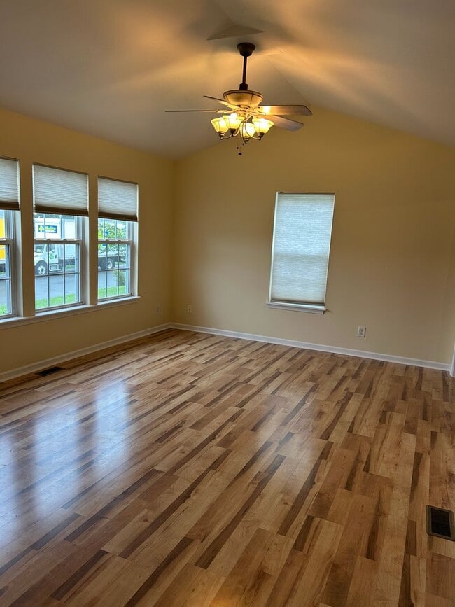 Building Photo - Three bedroom, 2 bath house in Elon