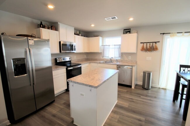 Building Photo - Townhome with a large fenced in yard for rent!