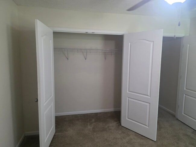 Building Photo - Nice 3 bedroom, 2 bath home with 2 car gar...
