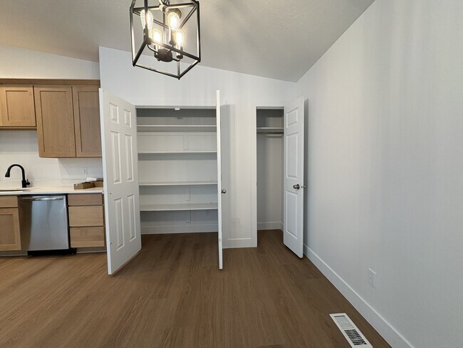 Building Photo - 765 Lupine Ct