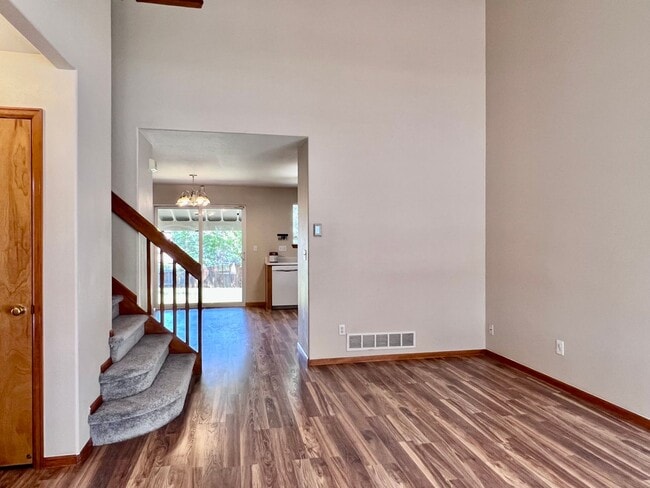 Building Photo - Wonderful 5 Bed/4 Bath Home Located on Qui...