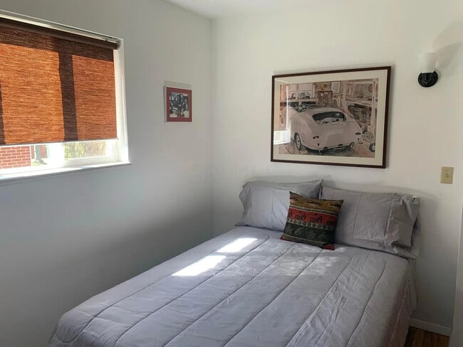 Building Photo - 5 Eastmoor Dr