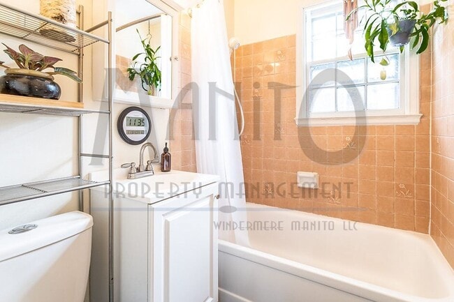 Building Photo - Charming Finch Arboretum Home