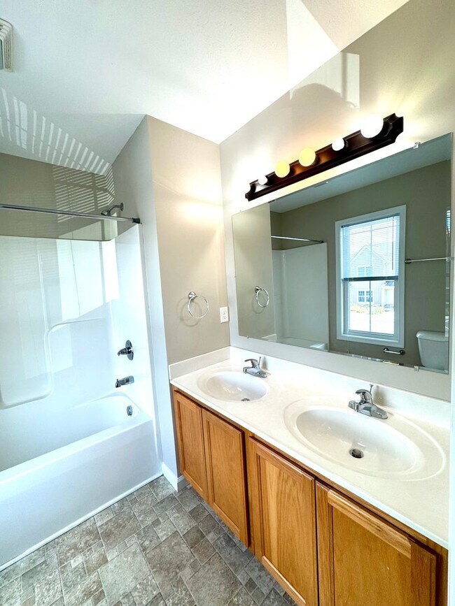 Building Photo - Town House For Rent