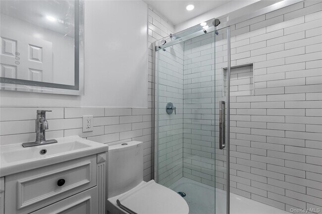 Building Photo - 840 E Broadway