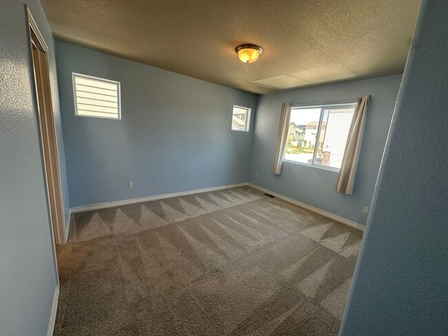 Building Photo - Modern Living in Skyview Village