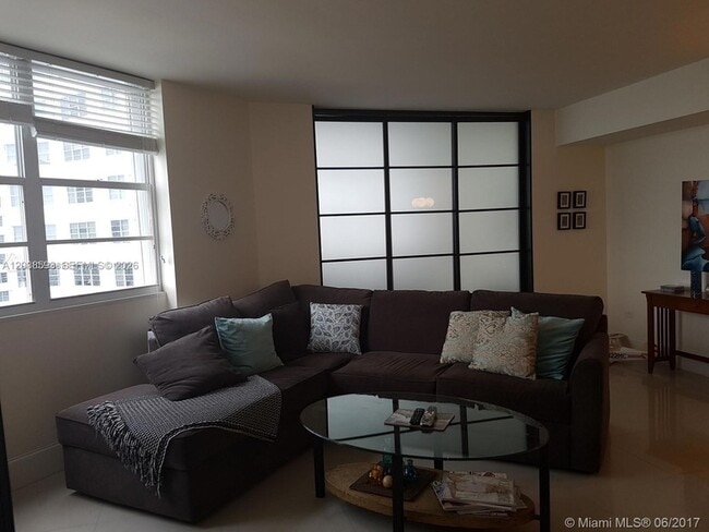 Building Photo - 801 Brickell Bay Dr