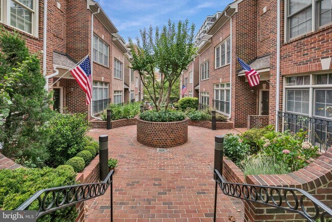 Building Photo - 1507 N Colonial Terrace