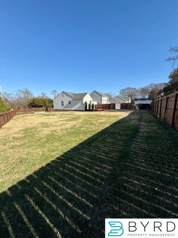 Building Photo - 1001 Greenview Dr