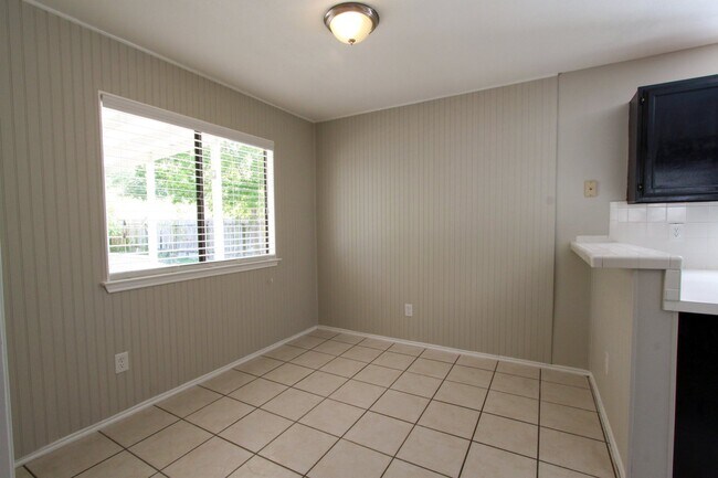 Building Photo - Updated 4 Bedroom • 2.5 Bath • West Round Rock • Downstairs Primary Suite • Two Living Areas • La...