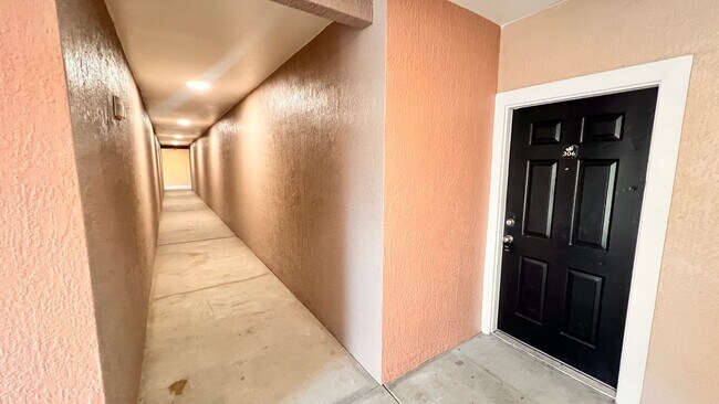 Building Photo - Two Bedroom in Metrowest AVAILABLE NOW!