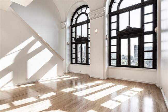 Building Photo - 350 N Meridian St