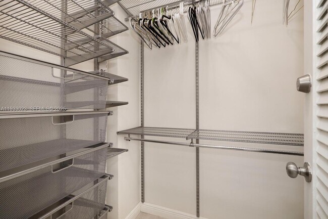 Building Photo - 100 Lincoln Rd