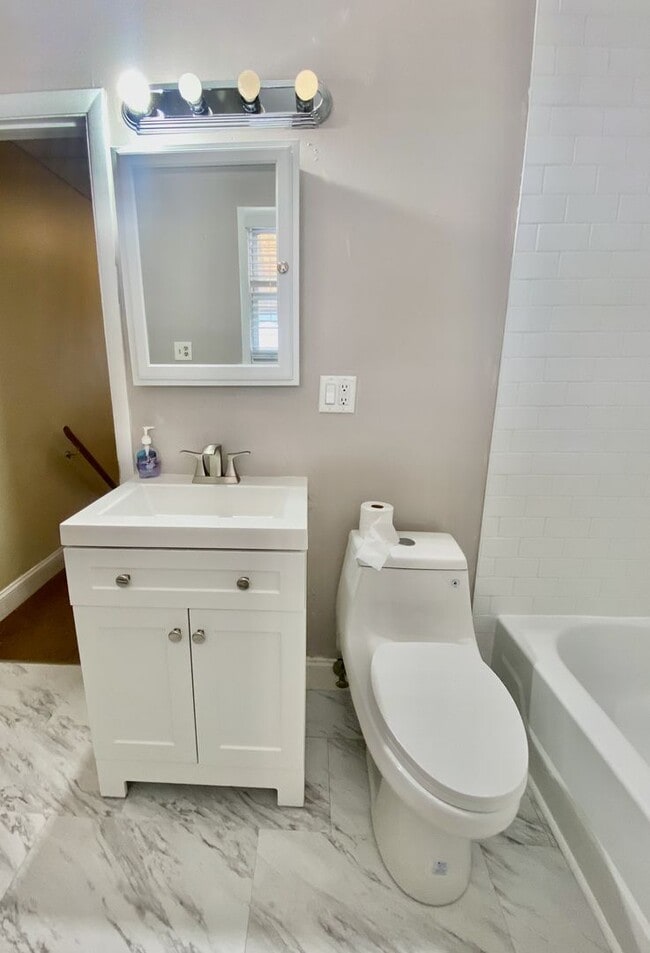 Building Photo - SWEET 2 BR / 1.5 BA HOUSE in South Philly w/ NEW KITCHEN & BATHS-Washer/Dryer & Yard!