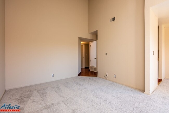 Building Photo - Sunburst Community | Condo | Garage | Balcony