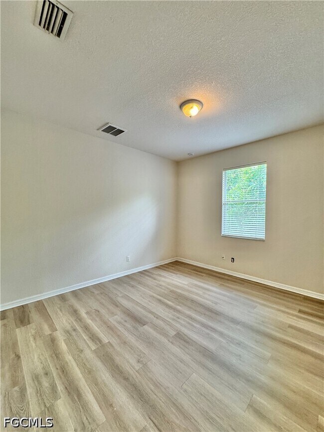 Building Photo - 530 Kilgour Ave S