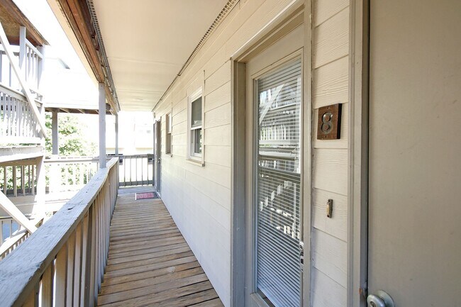 Building Photo - Steps From The UVA Corner (Lease Pending)
