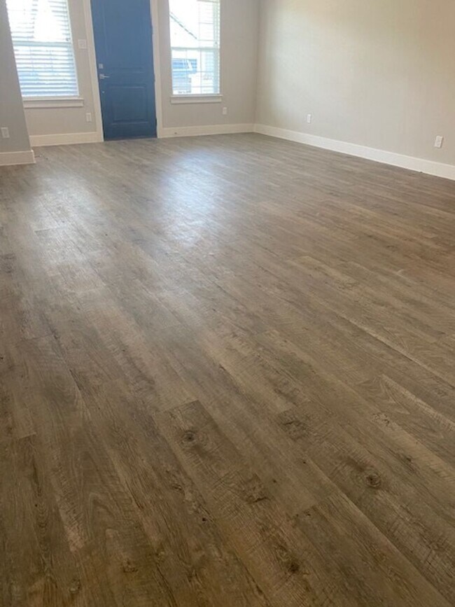 Building Photo - 4/2.5/2 - GREAT LOCATION near downtown and...