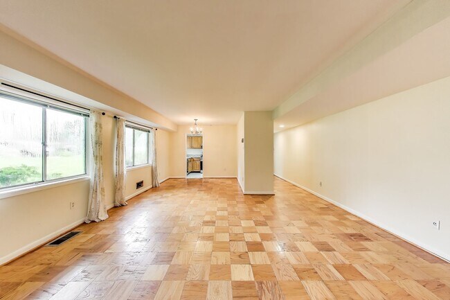 Building Photo - Spacious 2 + 2 Parkside Condo with All Uti...