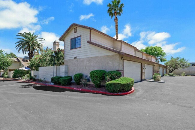 Building Photo - Beautiful home in central location