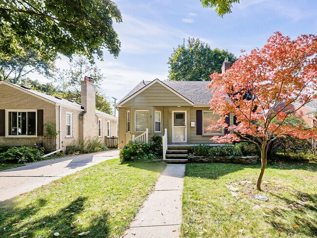 Building Photo - Charming Colonial in the Heart of Grosse P...