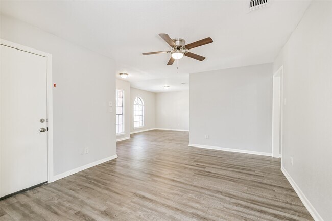 Building Photo - 2714 Foliage Green Dr